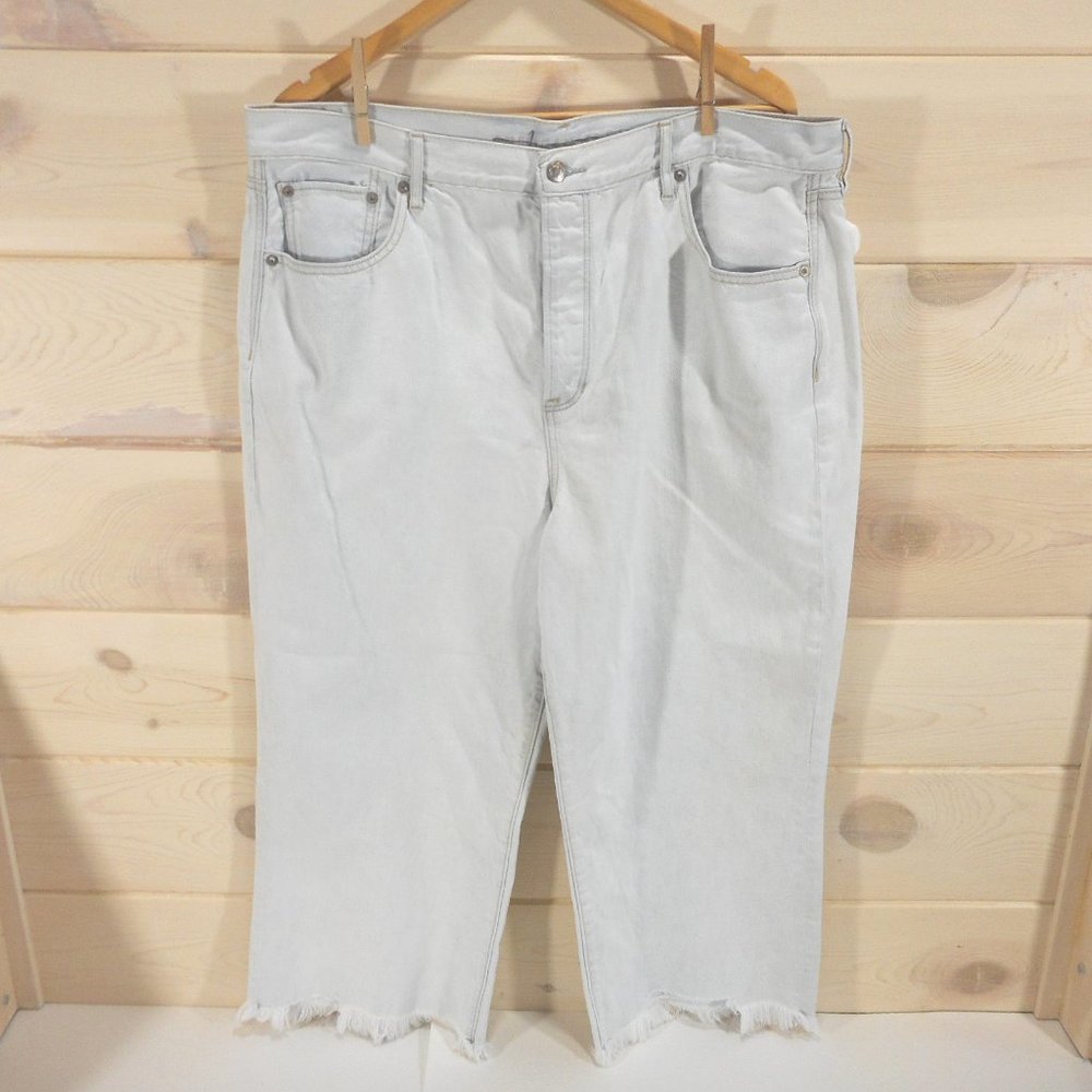 American Eagle Women's plus size 20 Raw Hem Hi-Rise Cropped Jeans Light Wash